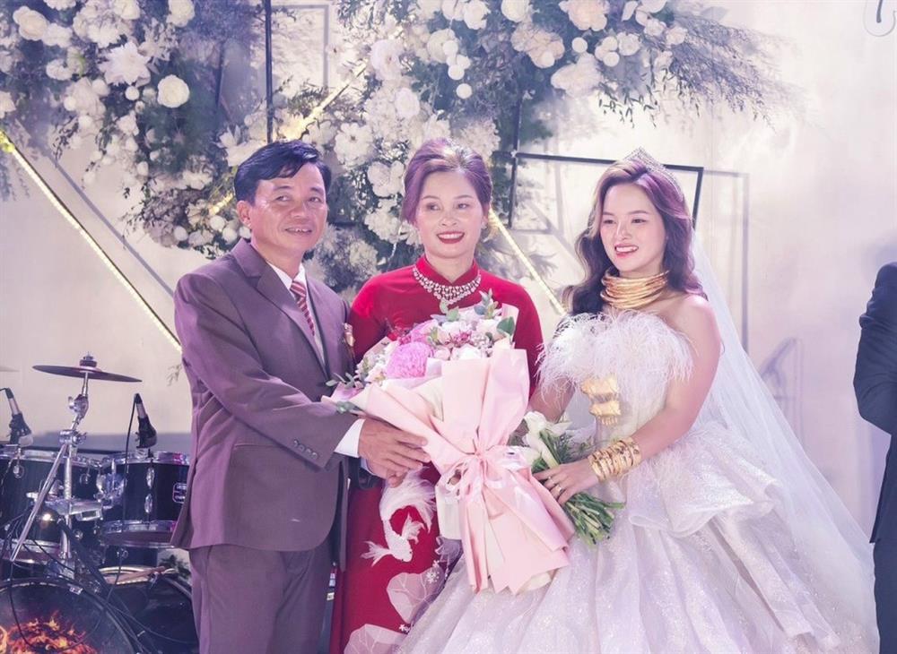 Cô dâu xinh đẹp ở Bình Phước đeo hồi môn khủng cùng mẹ nhảy cực sung-2