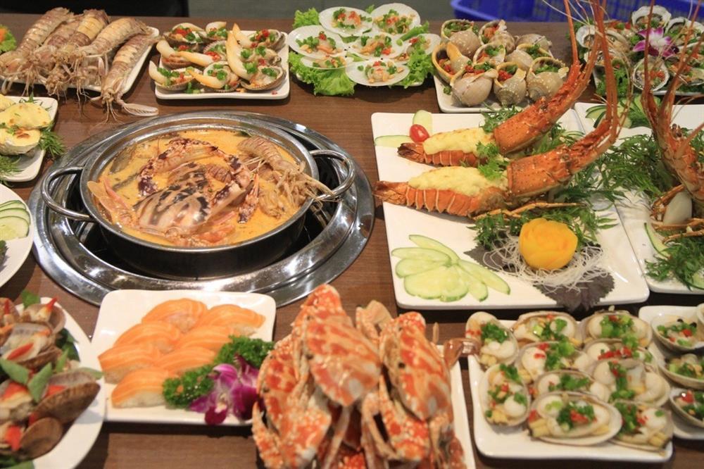 Nhà hàng buffet Hà Nội bức xúc vì khách lén cho 4kg hải sản vào túi mang về-1