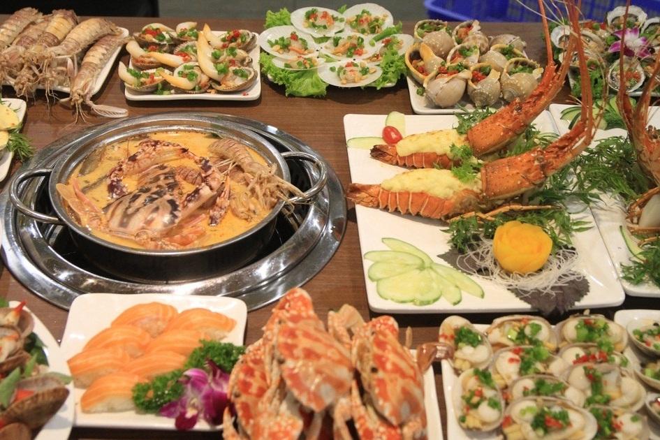 Nhóm khách 7 người ăn buffet Hà Nội nhét 10kg hải sản vào túi mang về-3