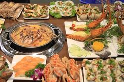Nhà hàng buffet Hà Nội bức xúc vì khách lén cho 4kg hải sản vào túi mang về