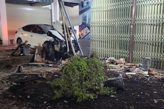 Ô tô tông sập mái hiên nhà dân, bé trai 6 tuổi bị thương