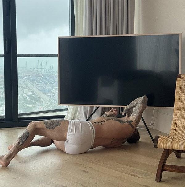 Ảnh David Beckham cởi trần sửa tivi gây sốt-1