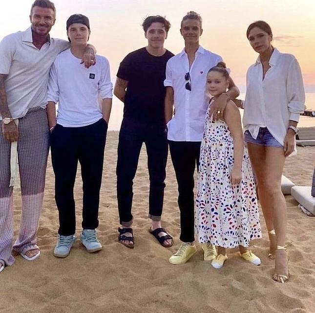 Ảnh David Beckham cởi trần sửa tivi gây sốt-2