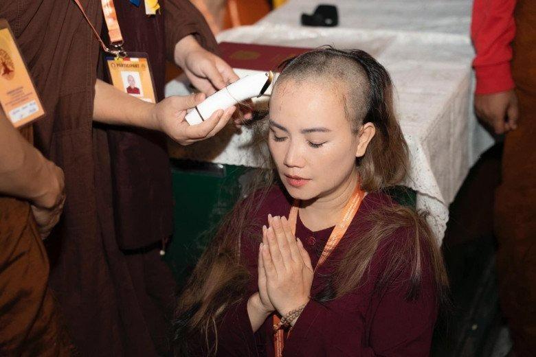 Bị nói xuống tóc xuất gia là làm màu để PR, Hoàng Yến lên tiếng-1