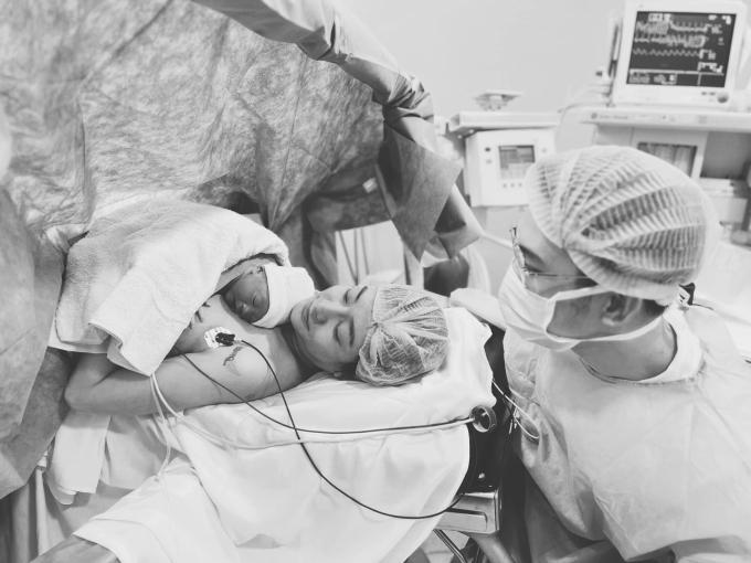 Sau 2 tháng xác nhận ly hôn, sao nữ Vbiz hạnh phúc công bố hạ sinh con gái đầu lòng-1