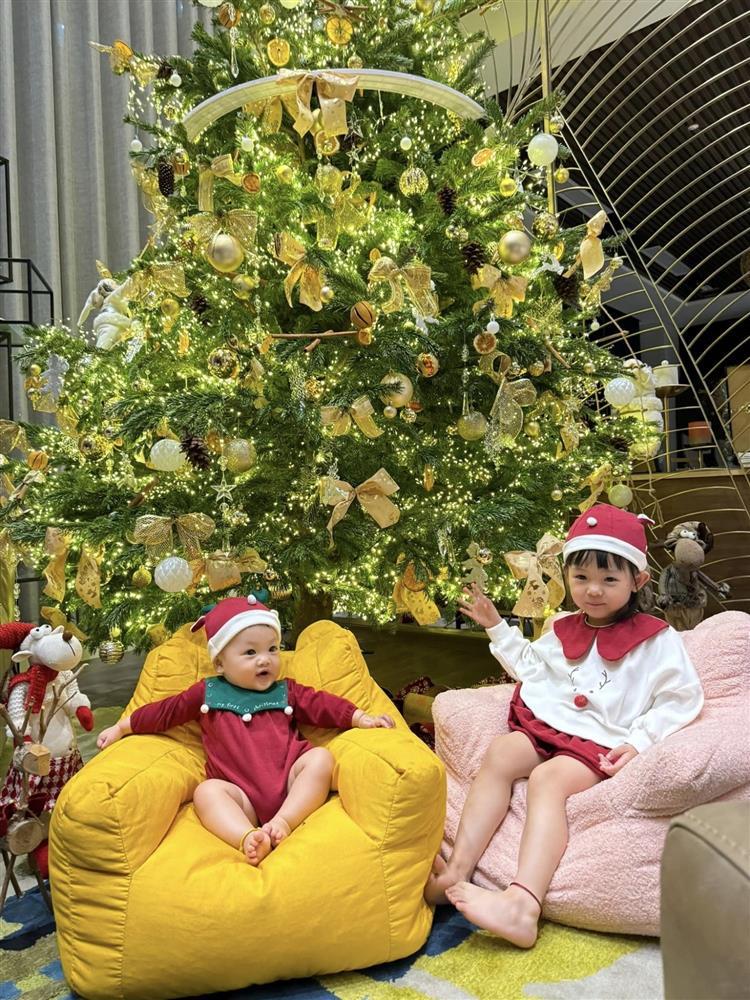 Bà xã Cường Đô La khoe bộ ảnh Giáng sinh lung linh, biểu cảm của hai nhóc tỳ gây chú ý-1