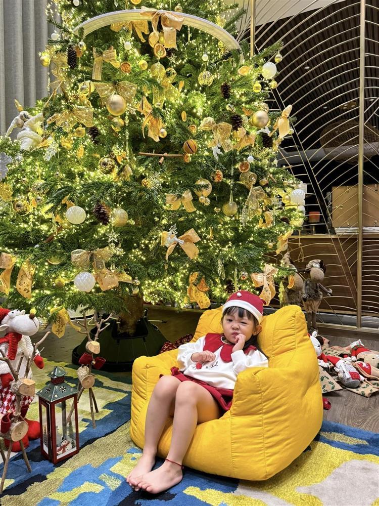 Bà xã Cường Đô La khoe bộ ảnh Giáng sinh lung linh, biểu cảm của hai nhóc tỳ gây chú ý-3