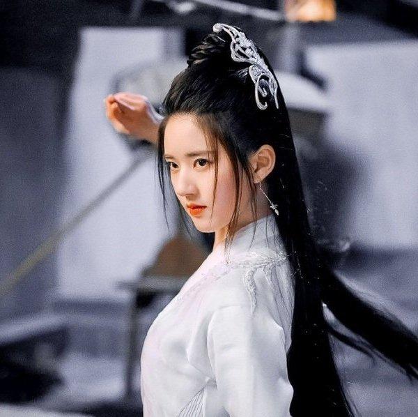 Triệu Lộ Tư được dân tình khen nức nở vì kính nghiệp-4