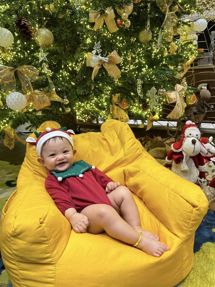 Bà xã Cường Đô La khoe bộ ảnh Giáng sinh lung linh, biểu cảm của hai nhóc tỳ gây chú ý-4