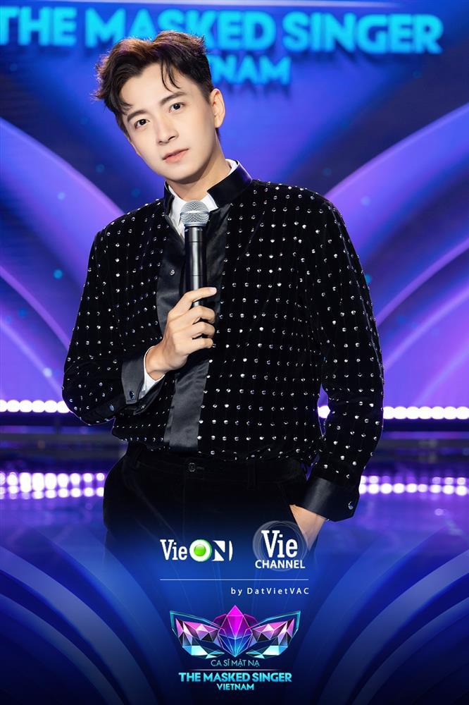 Ngô Kiến Huy biến báo trên sân khấu The Masked Singer mùa 2-3