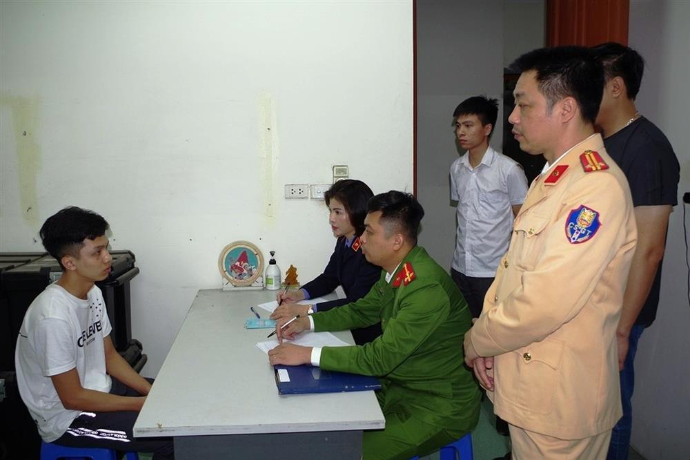 Tạm giữ tài xế lái ô tô tông thẳng 2 CSGT-1