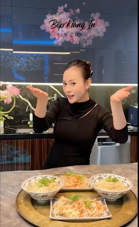 Mẹ bầu Phương Oanh trổ tài nấu ăn chiêu đãi gia đình 2 bên trong cơ ngơi mới, Shark Bình tấm tắc khen vợ-3