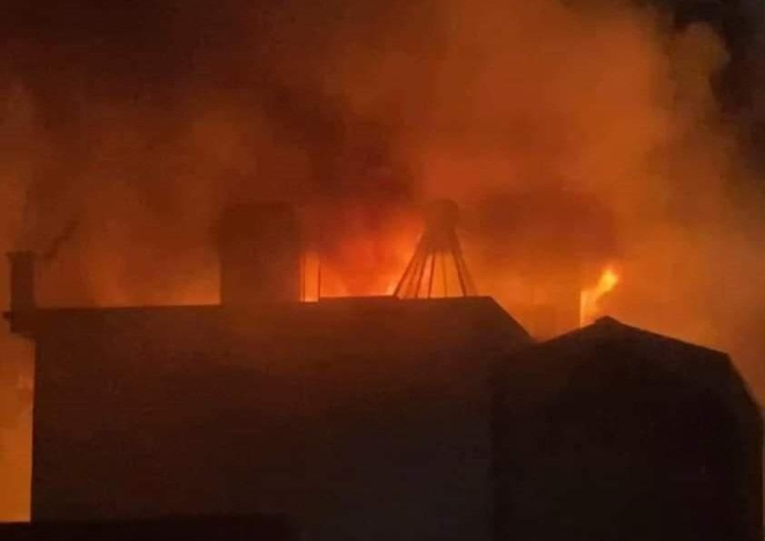 Cháy ngùn ngụt tại ngôi nhà 4 tầng ở Hà Nội-1