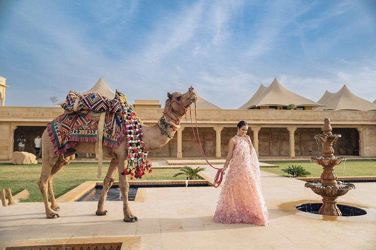 Chồng cùng hơn 50 diễn viên Ấn Độ tham gia MV nhạc Tết của Võ Hạ Trâm-1