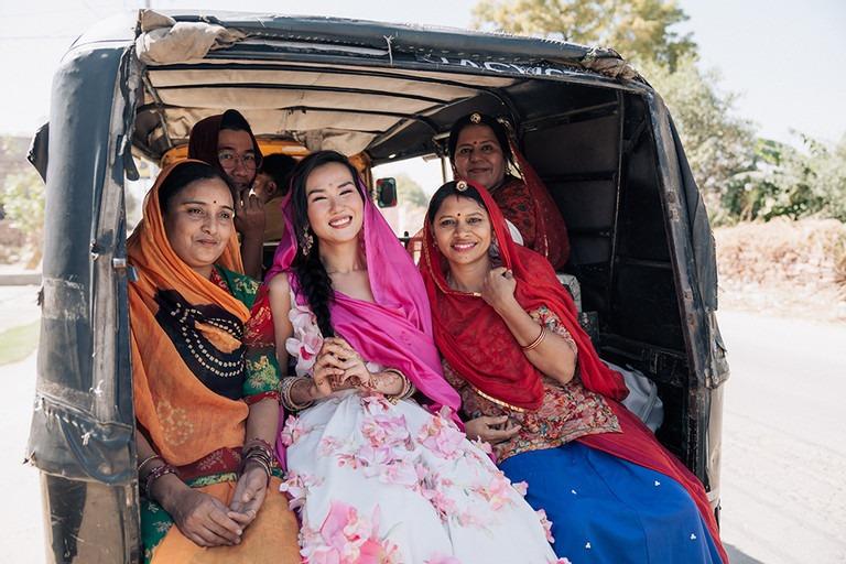 Chồng cùng hơn 50 diễn viên Ấn Độ tham gia MV nhạc Tết của Võ Hạ Trâm-4