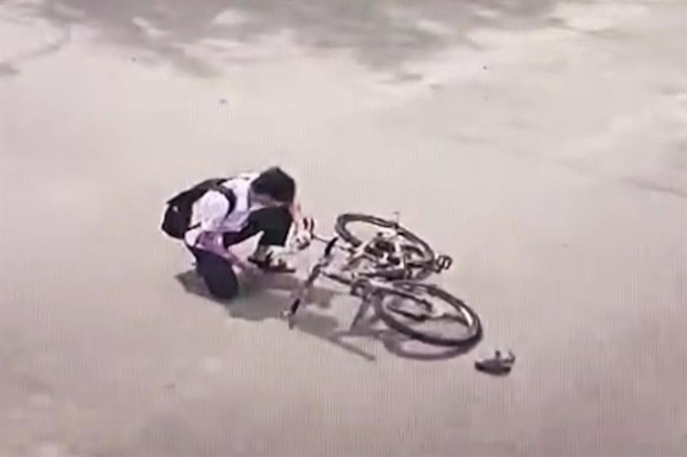 Người đàn ông chặn đánh bạn của con tới đi cấp cứu-2