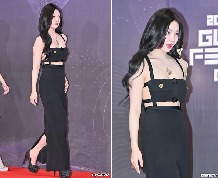 Búp bê cơ bắp Cáp Nhĩ Tân mặc váy khoe lưng ong bất chấp thời tiết âm độ C-1