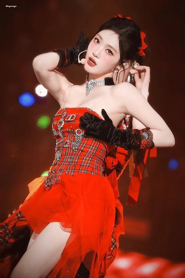 Búp bê cơ bắp Cáp Nhĩ Tân mặc váy khoe lưng ong bất chấp thời tiết âm độ C-3