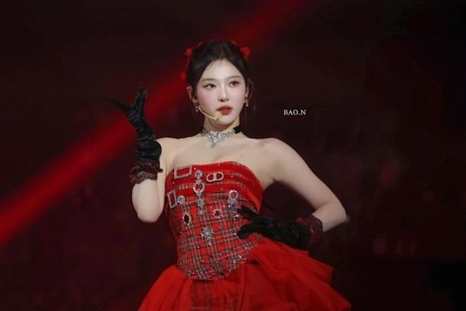 Búp bê cơ bắp Cáp Nhĩ Tân mặc váy khoe lưng ong bất chấp thời tiết âm độ C-4