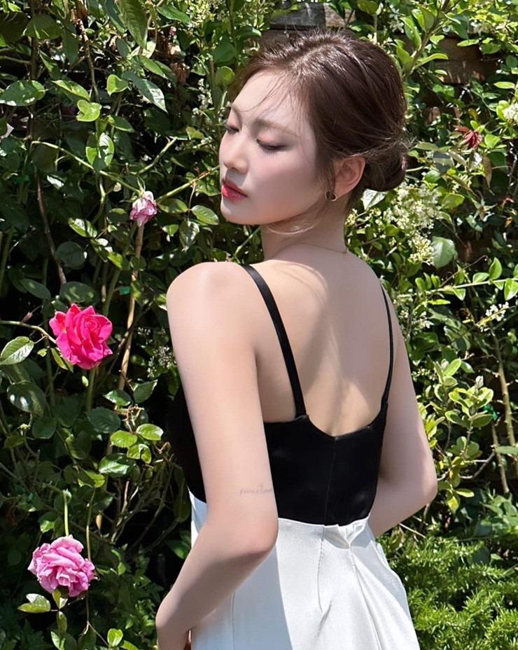 Búp bê cơ bắp Cáp Nhĩ Tân mặc váy khoe lưng ong bất chấp thời tiết âm độ C-5