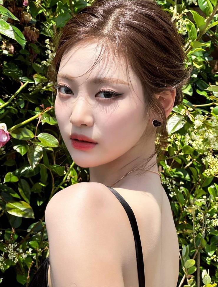 Búp bê cơ bắp Cáp Nhĩ Tân mặc váy khoe lưng ong bất chấp thời tiết âm độ C-6