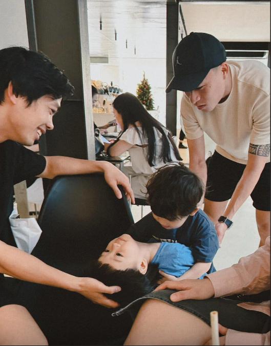 Hé lộ loạt ảnh hiếm hoi của nhóc tỳ nhà Công Phượng và Viên Minh-2