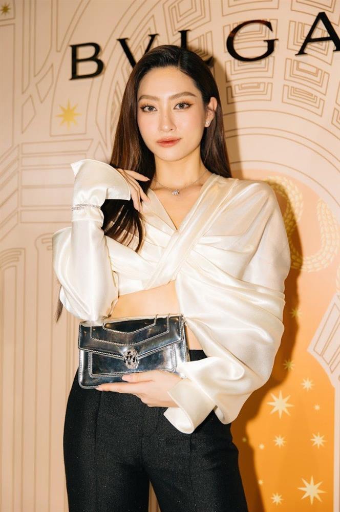 Mỹ nữ Cao Bằng quyến rũ nhất khi diện áo tí hon, váy trong suốt đẹp mà không phô-1