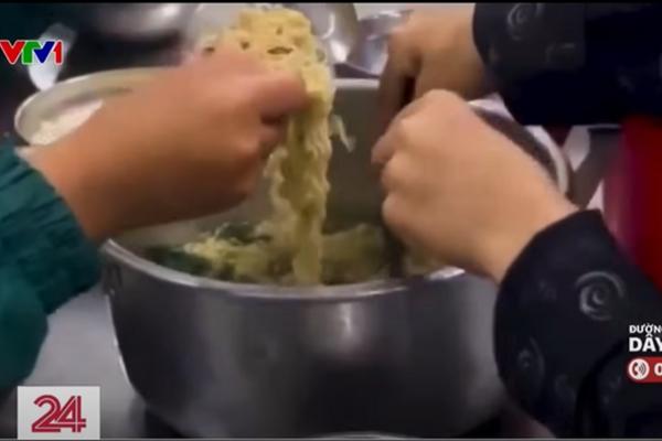 Vụ 11 học sinh ăn 2 gói mì tôm: Khai trừ Đảng hiệu trưởng trường Hoàng Thu Phố 1-2