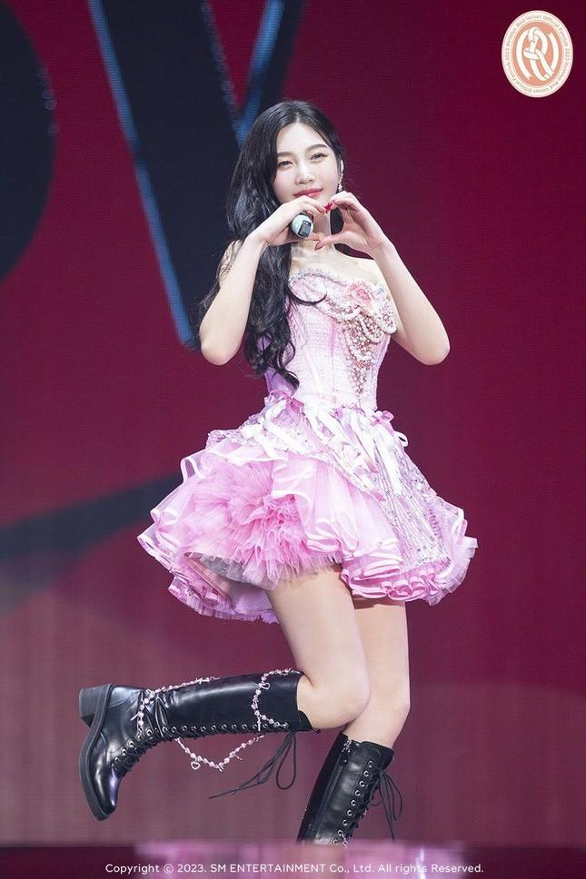 Khán giả phẫn nộ vì chiếc váy ngắn hở nội y của nữ ca sĩ-4