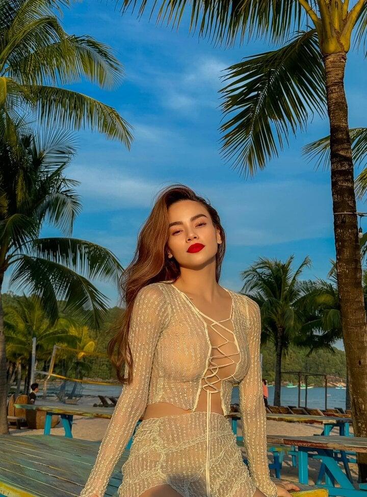 Hồ Ngọc Hà khoe vóc dáng gợi cảm trên bãi biển-2