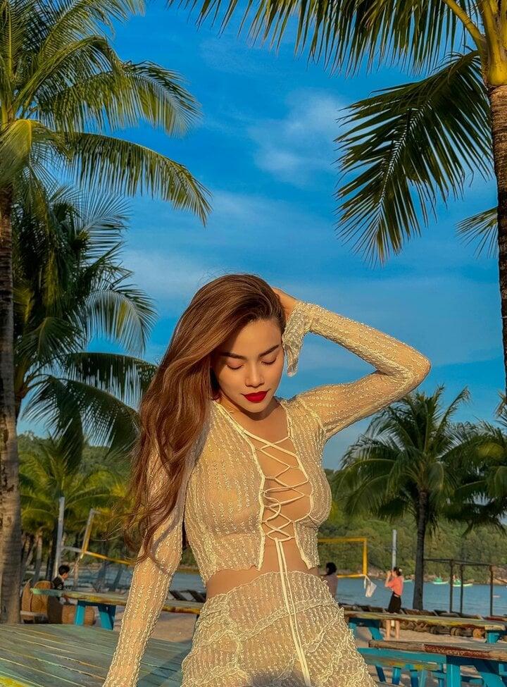 Hồ Ngọc Hà khoe vóc dáng gợi cảm trên bãi biển-6