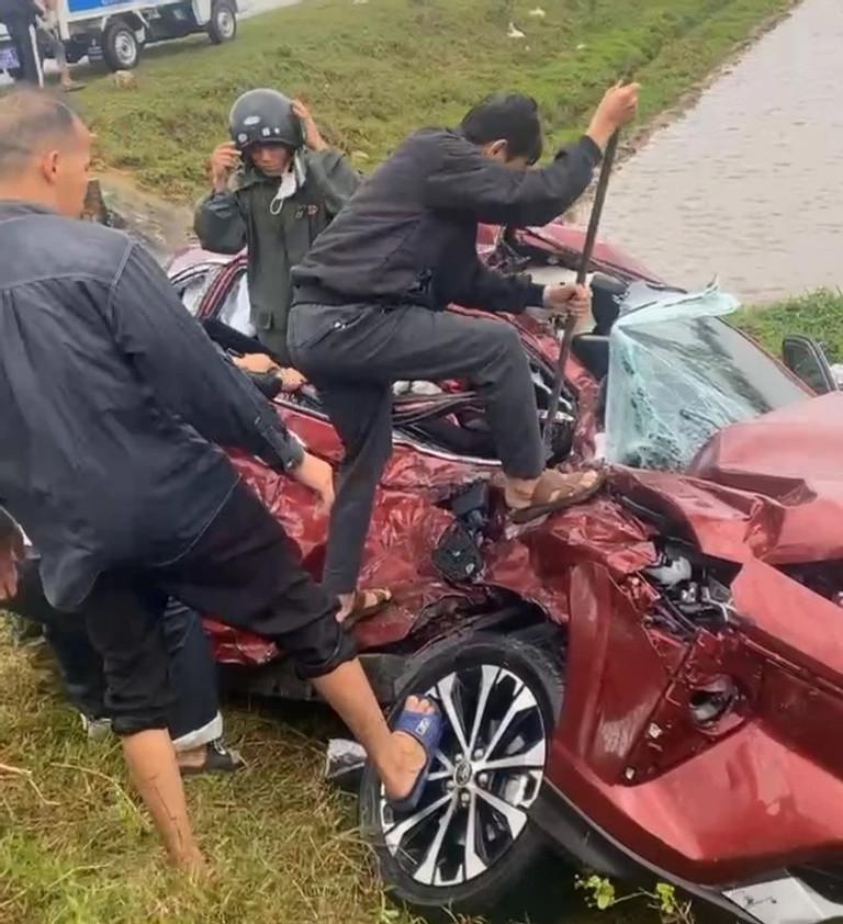 Ô tô 7 chỗ va chạm xe tải: Cạy cửa cứu nhiều người, 1 bé gái tử vong-2