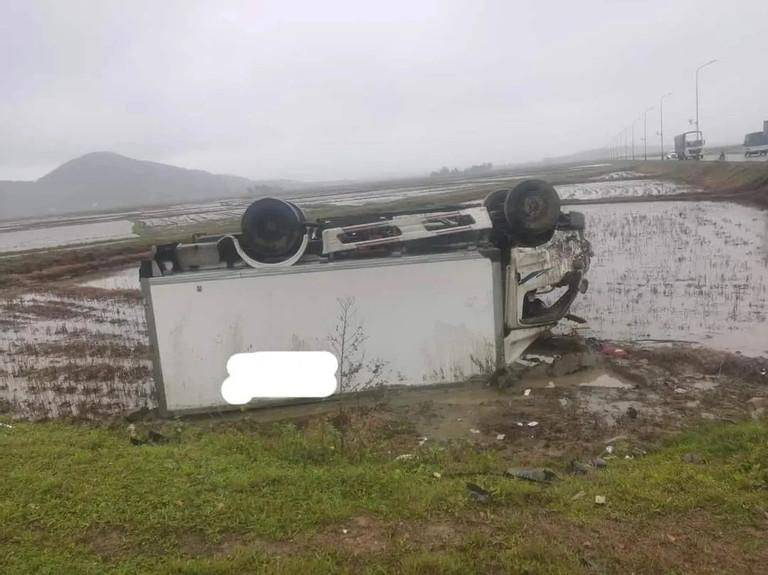 Ô tô 7 chỗ va chạm xe tải: Cạy cửa cứu nhiều người, 1 bé gái tử vong-3