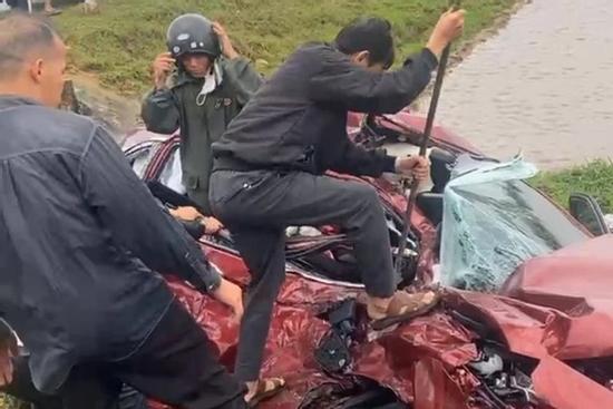 Ô tô 7 chỗ va chạm xe tải: Cạy cửa cứu nhiều người, 1 bé gái tử vong