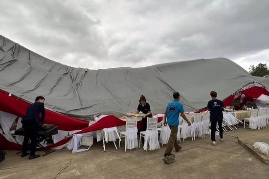 Gió lớn làm đổ rạp cưới Vĩnh Phúc, gia chủ chạy tán loạn không kịp trở tay