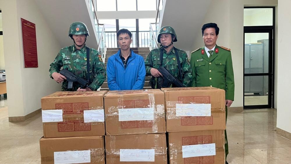 Bắt đối tượng vận chuyển hơn 200 kg pháo qua biên giới-1