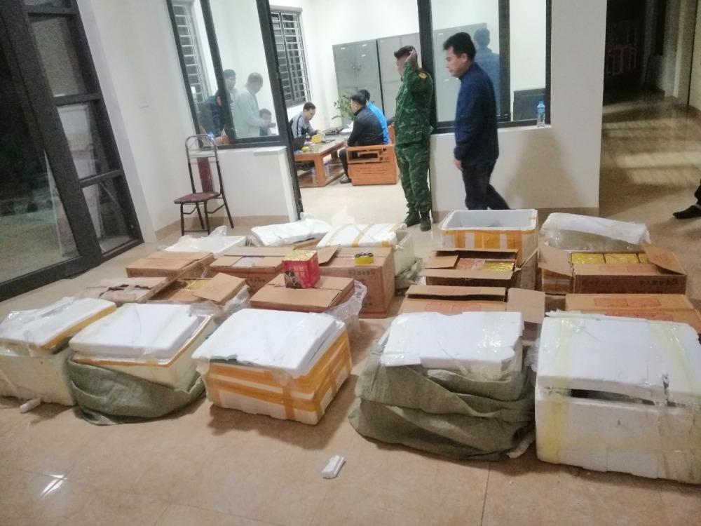 Bắt đối tượng vận chuyển hơn 200 kg pháo qua biên giới-2