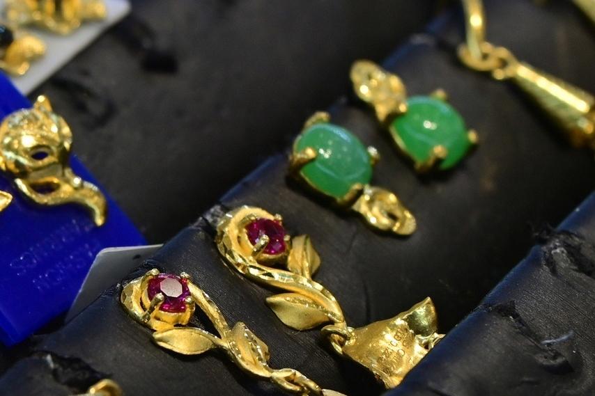 Giá vàng tăng liên tục, duy trì trên ngưỡng 2.000 USD-2