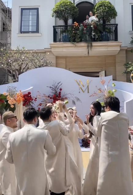 Choáng ngợp trước căn biệt thự tân hôn của Diễm My 9X và chồng doanh nhân-3