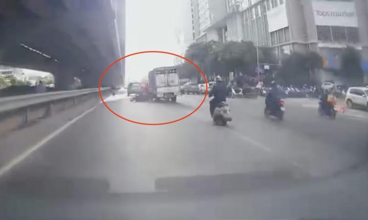 Truy tìm tài xế ô tô tải cố tình tông ngã xe máy trên phố Hà Nội rồi bỏ chạy-1