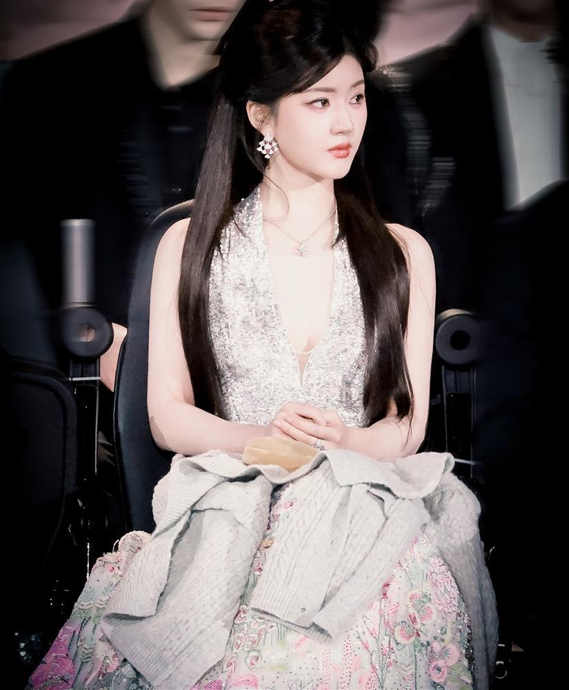 Địch Lệ Nhiệt Ba trông già hơn tuổi thật-6