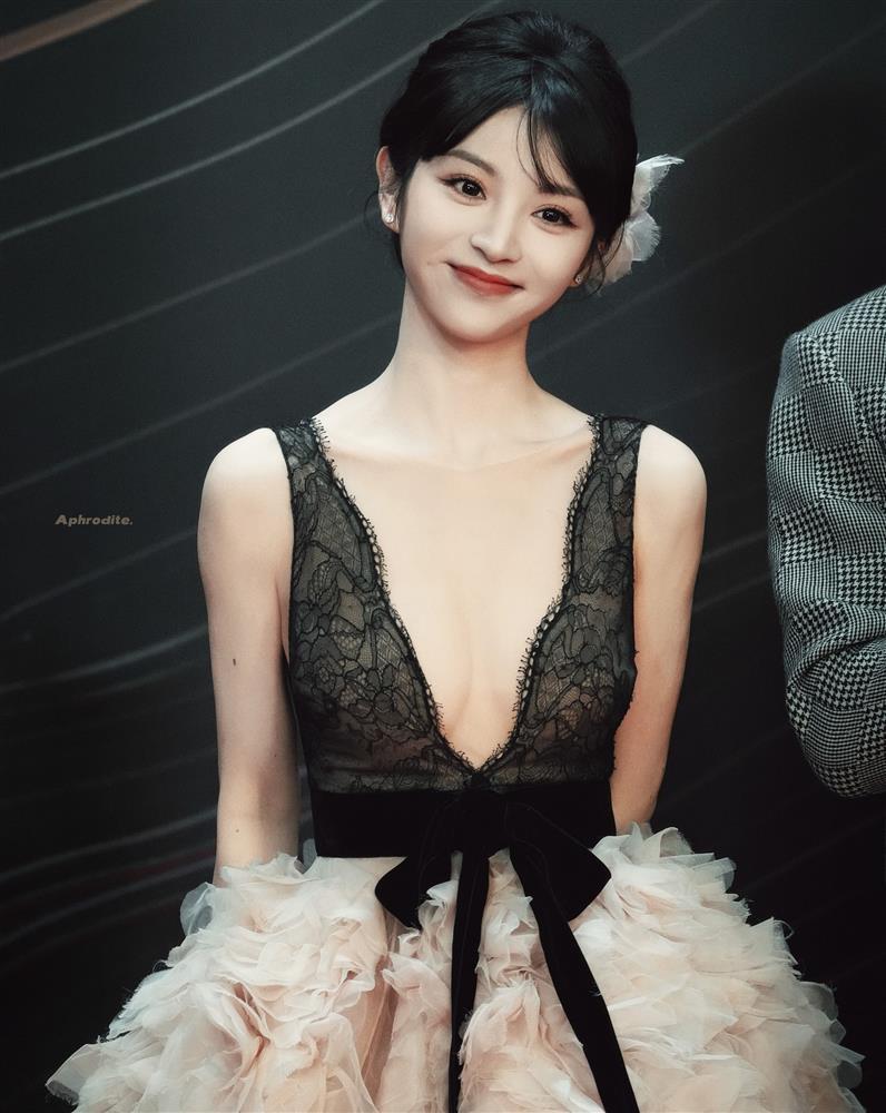 Địch Lệ Nhiệt Ba trông già hơn tuổi thật-8