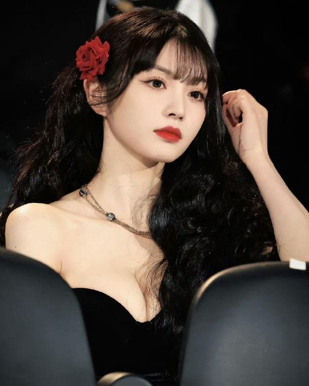 Địch Lệ Nhiệt Ba trông già hơn tuổi thật-9