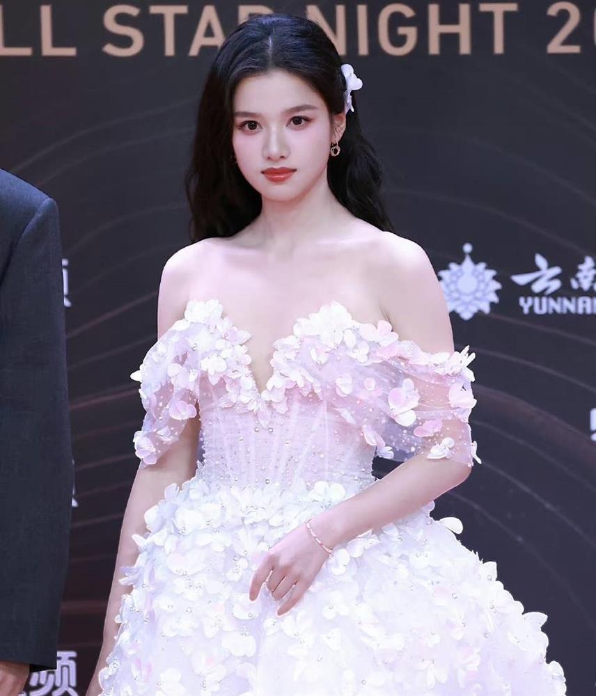 Địch Lệ Nhiệt Ba trông già hơn tuổi thật-10