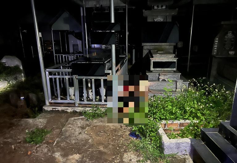 Đâm chết vợ cũ và tình địch sau cuộc nhậu tại nghĩa địa-1