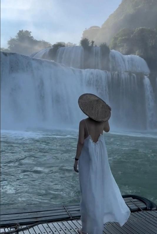 Hot MXH: Bất ngờ trước danh tính và nhan sắc của cô gái cười tươi rói sau khi rời tòa ly hôn-5