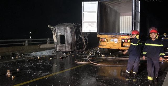 Hai xe đầu kéo tông nhau trên cao tốc, 3 người thương vong-1