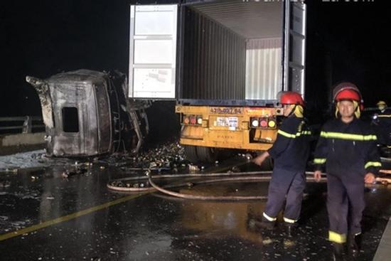 Hai xe đầu kéo tông nhau trên cao tốc, 3 người thương vong