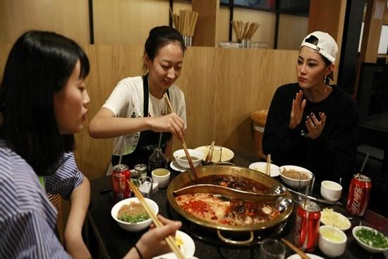 Cô gái chi gần một tỷ đồng để... ăn lẩu liên tục trong 9 năm