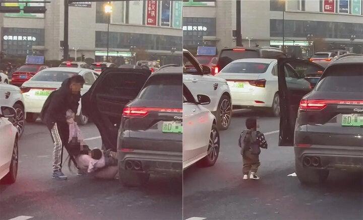Mặc kệ con nhỏ ngã trên đường đầy xe cộ, chồng nổi điên cố lôi vợ ra khỏi ô tô-2